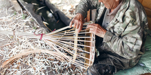 Master weaves baskets from willow