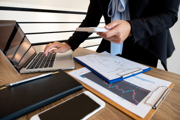 Business women are planning business investments related to shares By analyzing and calculating the...