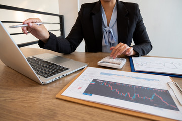 Business women are planning business investments related to shares By analyzing and calculating the...