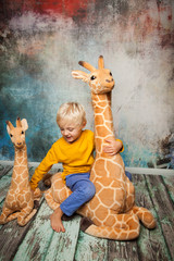 große Giraffe mit Kind