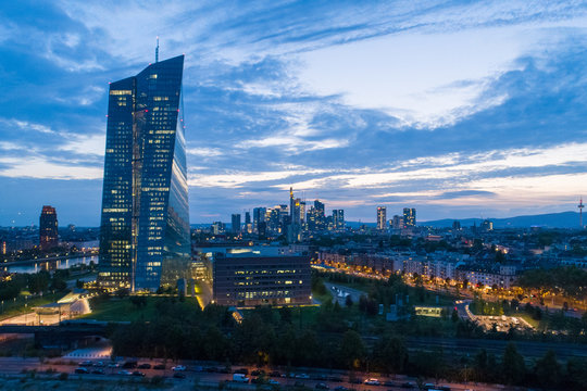 EZB Frankfurt zur Blauen Stunde 