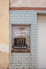 Alter Zigarettenautomat an einer Hauswand
