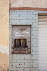 Alter Zigarettenautomat an einer Hauswand