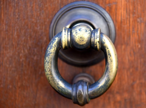 Antiker T&uuml;rklopfer in Ringform an einer Holzt&uuml;r