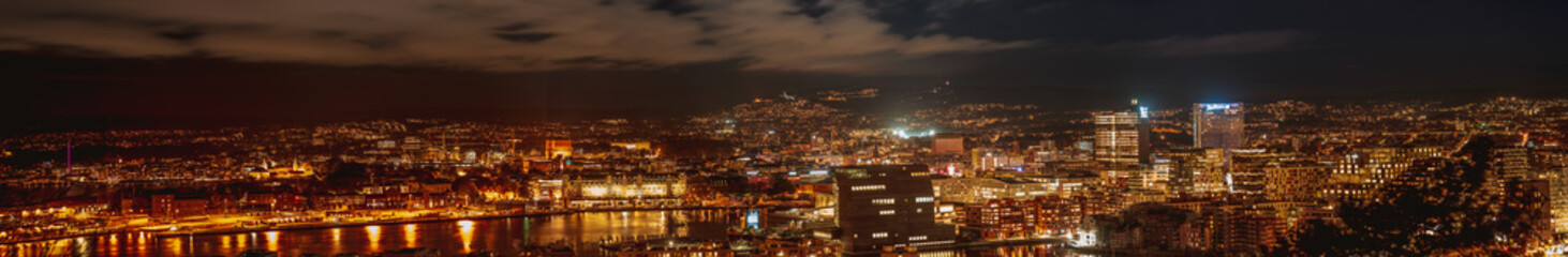 Fototapeta na wymiar Nocne zdjecia Oslo, stolicy Norwegii