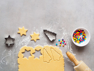 Kekse selber backen mit bunten Zuckerstreusel auf einem grauen Hintergrund, Flat lay