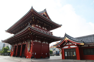 Fototapeta premium Tokyo, Japan-June 02,2017: Sensoji Temple also known as Asakusa Kannon Temple ancient Buddhist temple famous,oldest and landmark located in Asakusa when visitors first enter through the Kaminarimon 