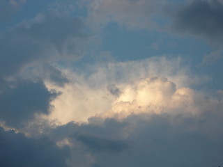 Fototapeta na wymiar Niebieskie niebo z białymi chmurami