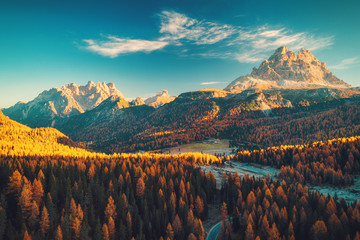 Luftaufnahme des Lago Antorno, Dolomiten, Seeberglandschaft mit Alpengipfel, Misurina, Cortina d& 39 Ampezzo, Italien.