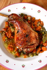 Geschmorte Hasenkeule an Buttergemüse