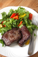 Rindersteaks aus der H&uuml;fte mit Salat, H&uuml;ftsteak, Rindersteak
