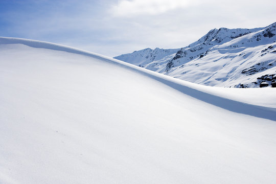 Schneewehe vor Berglandschaft im Winter