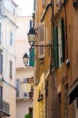 Fototapeta premium Bonifacio Korsika Altstadt Gasse Frankreich Insel mittelalterlich Bögen Stützen Baustil Reiseziel Mittelmeer Festung mediterran Häuser Fassaden Sommer verlassen Tourismus Yachten Jet Set