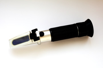 refractometer a device for measuring sugar content in beer and wine wort