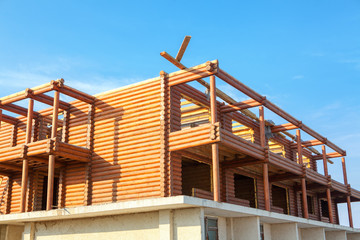 Obraz premium structure of log house under construction