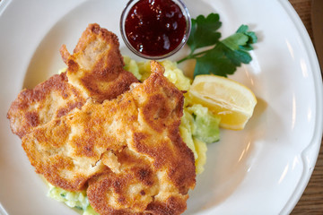 Schnitzel mit Kartoffelsalat
