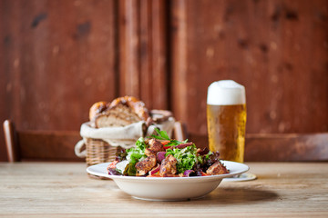 Fototapeta Frischer Salat mit Puten Hähnchen Streifen Biergarten Wirtshaus obraz