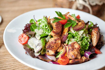 Frischer Salat mit Puten Hähnchen Streifen Biergarten Wirtshaus