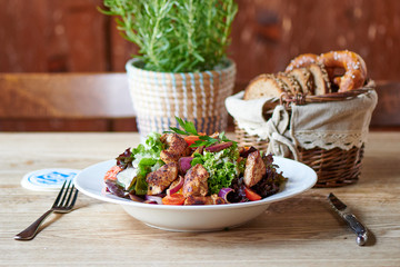 Frischer Salat mit Puten Hähnchen Streifen Biergarten Wirtshaus