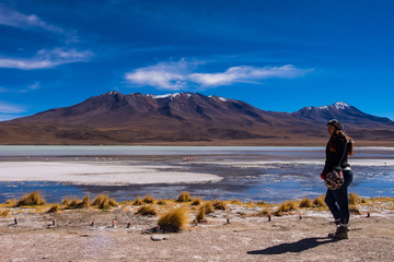 Mujer en laguna de Bolivia en el Salar de Uyuni