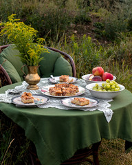 Ciasto jabłecznik z jabłkami na łące - obrazy, fototapety, plakaty