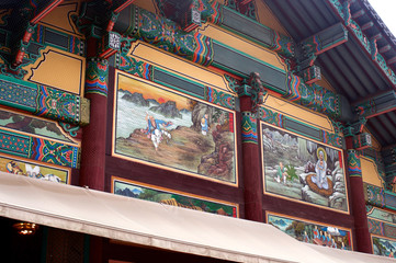 Obraz na płótnie Canvas Buddhist temple on mountain in Seoul