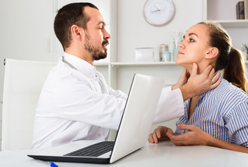 Obraz premium Woman client visiting consultation with man doctor