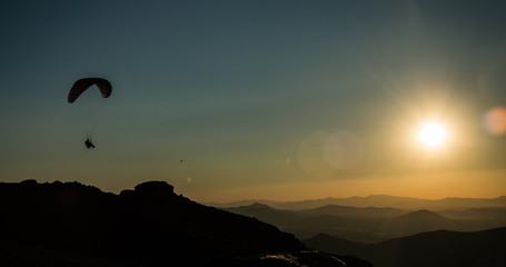 Un parapentista vuela sobre el Puerto de Peñanegra (Peña Negra) en la Sierra de Villafranca, cerca de Piedrahita. Provincia de Ávila. Castilla y León. España