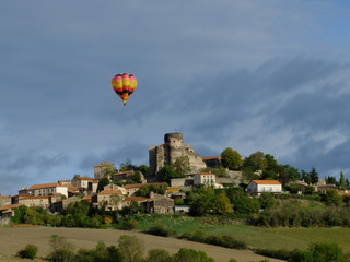 Fototapeta na wymiar De Boudes à Chalus en montgolfière (Auvergne)