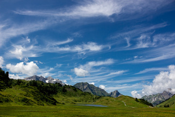 Obraz premium Der Kalbelesee ist ein natürlicher Hochgebirgssee am Hochtannbergpass im Gemeindegebiet von Warth