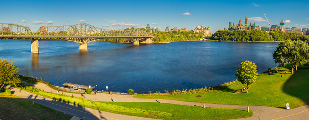 Blick über den Ottawa River auf das Parliament of Canada und die Alexandra Bridge