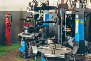 Machine tool with presser rims for disassembling car wheels table, tire fitting equipment