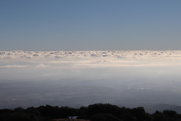 Mar de nubes en la montaña