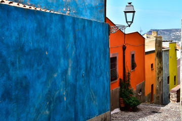 Bosa uliczka z kolorowymi domami