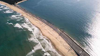砂州を走る道路と青い海　海の中道　博多湾 反射 空撮 s02_00362（DJI_0202）