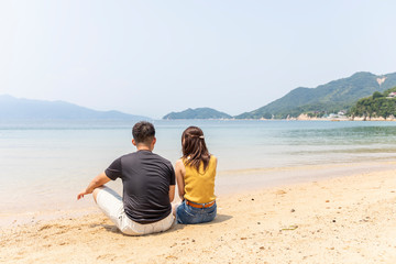 ビーチで手を繋ぐカップル