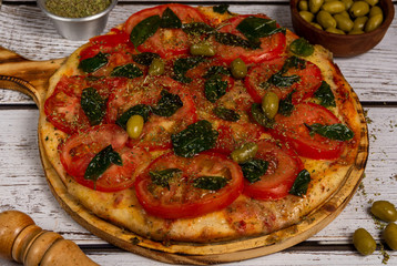 pizza caprese tomate y albahaca
