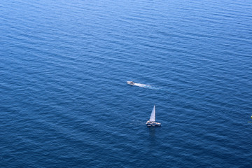 Fototapeta na wymiar Barca a vela e motoscafo in navigazione