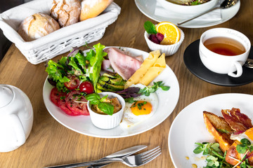 Śniadanie w restauracji. Jajka, owsianka i wytrawny mix. © Nicole