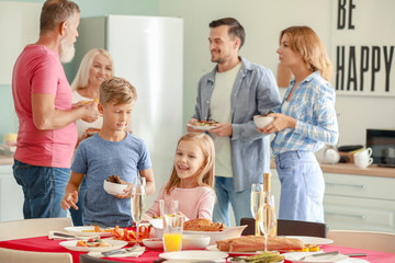 Obraz na płótnie Canvas Big family serving table for dinner at home