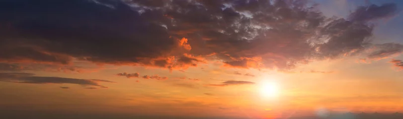 Selbstklebende Fototapeten Panoramafoto Dämmerung Himmelshintergrund. Bunter Sonnenunterganghimmel und cloud.vivid Himmel im Dämmerungszeithintergrund. Feuriger orangefarbener Sonnenuntergangshimmel. Wunderschönen © kanpisut