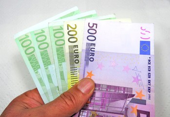 many euro banknotes