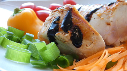 Hühnerbrust mit frischem Gemüse und Balsamico
