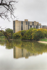 Obraz premium Vertical of Assiniboine River view in Winnipeg, Manitoba