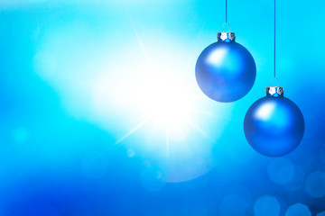 Blaue Weihnachtskugeln auf blauem Hintergrund