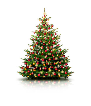 Geschmückter Weihnachtsbaum mit bunten Weihnachtskugeln isoliert auf weißem Hintergrund