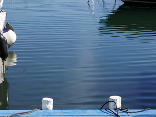 vista rilassante del mare blu con barche di pescatori
