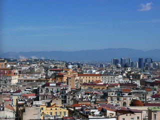vista aerea degli affollati tetti di napoli in italia