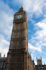 Fototapeta na wymiar Torre del famoso Big Ben en Londres bajo un cielo azul lleno de nubes