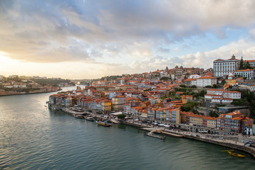 Fototapeta na wymiar Porto in der Abenddämmerung